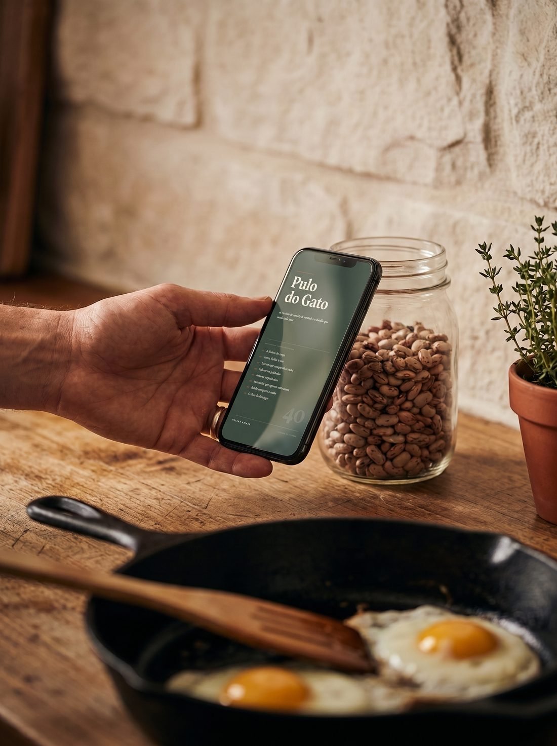 O livro aberto no celular na cozinha
